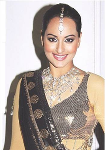 Indian Celebrity on Bollywood Celebrity Sonakshi Sinha In Stylish Saree Dresses 2013