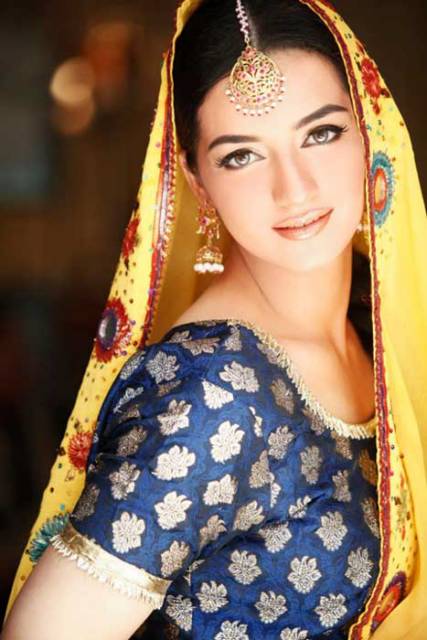 Pakistani mehndi dress with yellow dopatta for brides