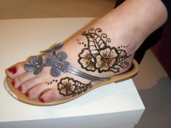 simple henna designs on feets with shoes
